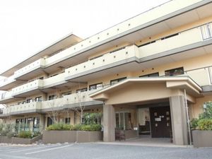 3階建て施設の外観  