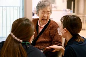 談笑する様子の居室
