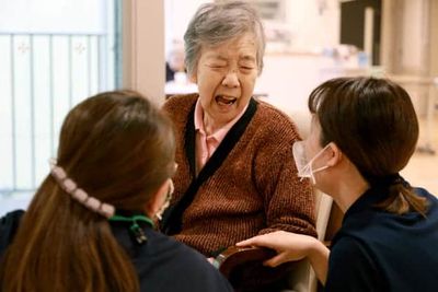 談笑する様子の居室