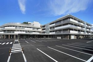 広々とした施設外観