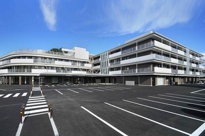 広々とした施設外観