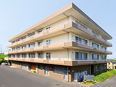明るい建物の外観