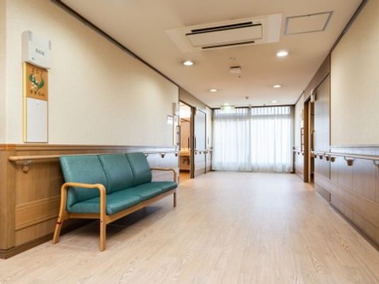 明るい廊下のベンチ廊下  
