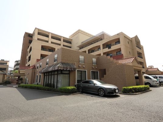 明るい建物とエントランス