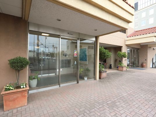 エントランスの外観と植栽