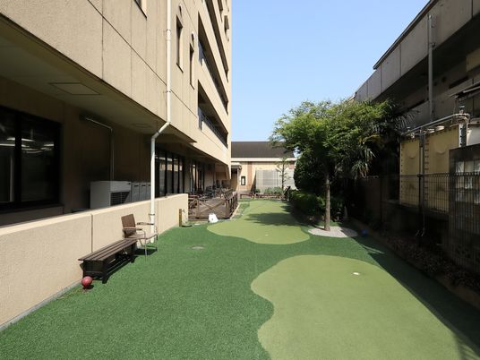 中庭の植栽と休憩スペース