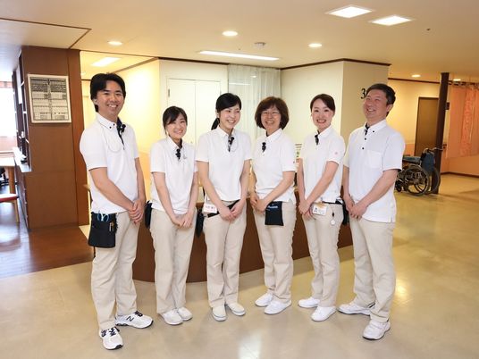 スタッフの笑顔の集合