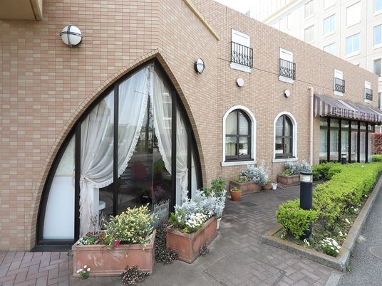 きれいな建物の外観