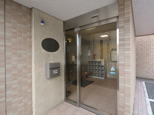 明るい外観のエントランス