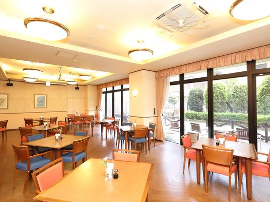 明るい食堂の光景