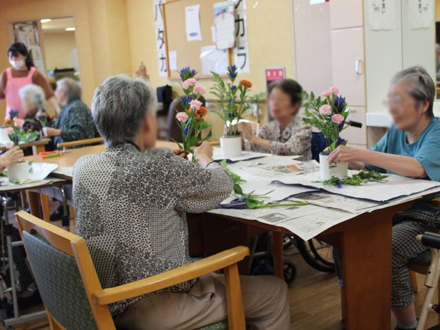 花飾りを楽しむ空間 ラウンジ 椅子に座りながらリラックスして花を飾る時間を過ごせます。コミュニケーションがしやすい環境です。