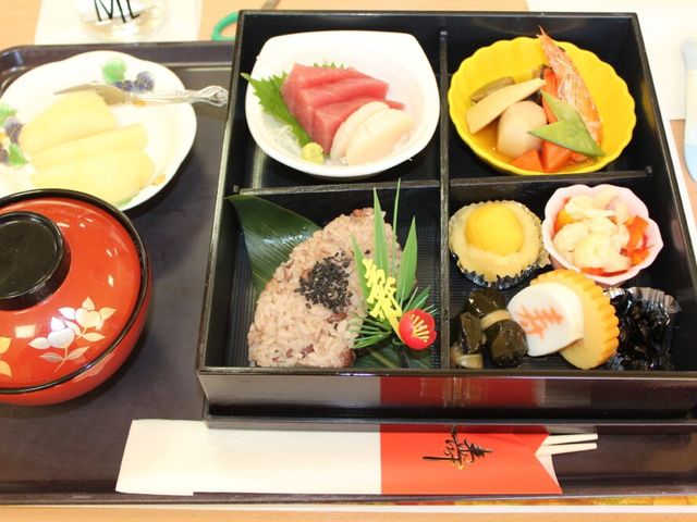美しい盛り付けの料理 料理 彩り豊かな料理が楽しめる施設です。季節の食材を使ったメニューで入居者の健康をサポートします。