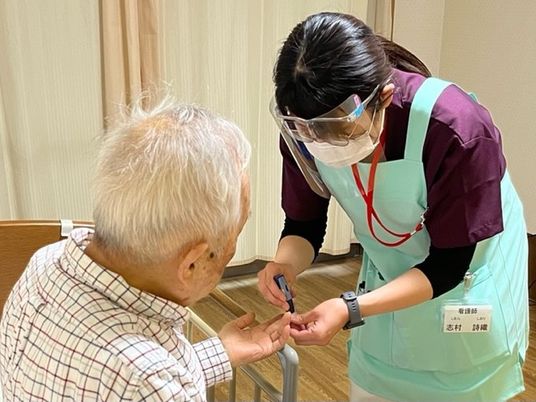手元を見つめる様子