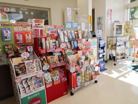 明るい売店横の空間  