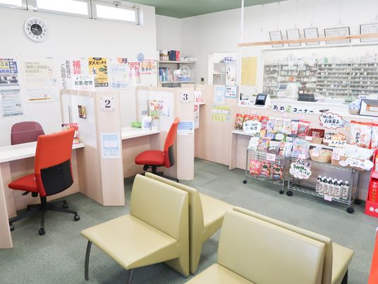 相談窓口と商品棚のある空間  