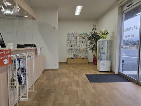 明るい受付と展示棚のロビー  