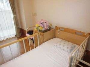 明るい個室の居室  