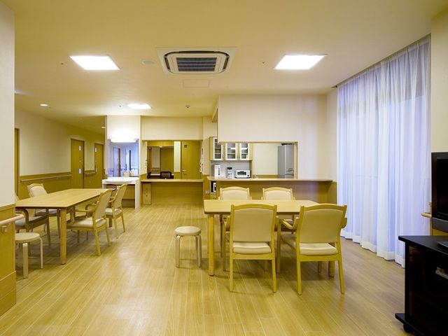 共有スペースのひととき ダイニングルーム ゆとりあるダイニングルームで、共に食事を楽しむことができます。明るく開放的な雰囲気は、交流の場としても最適です。