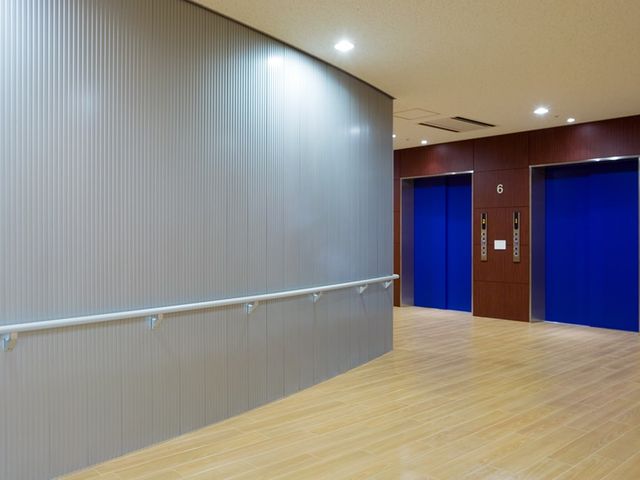 広々とした廊下 廊下 手すりが設けられた広々とした通路です。車椅子の方も安心して移動できる設計になっています。
