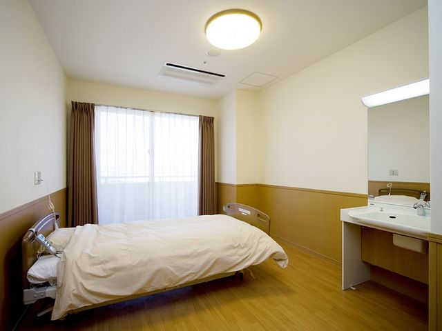 居心地の良さそうな居室 居室 シンプルで清潔感のあるお部屋です。窓から自然光が差し込み、快適な空間を提供しています。