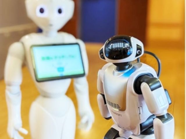 ロボットがいるエントランス エントランス エントランスには先進的なロボットがお出迎え。優しい表情で訪れる方々を温かく迎え入れています。