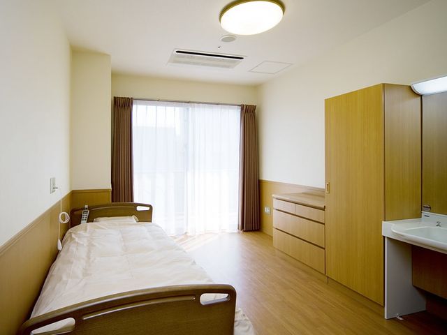 広々とした明るい居室 居室 ゆったりとした床面積の居室です。窓から自然光が差し込み、明るく快適な空間を提供しています。