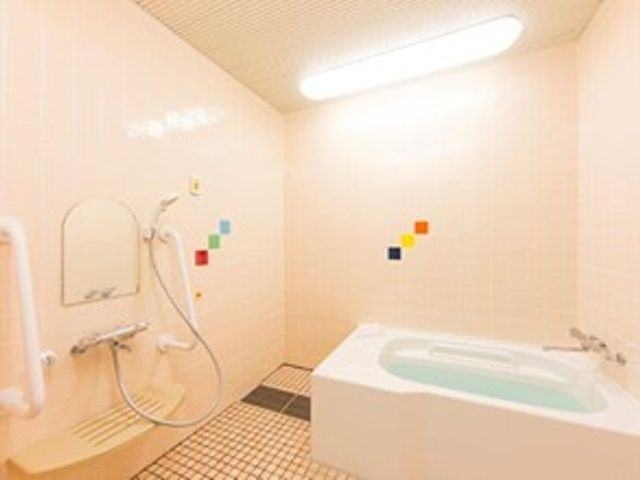 明るい浴室 浴室   白を基調とした明るい浴室です。ゆったり使える浴槽があり、清潔感のある空間になっています。