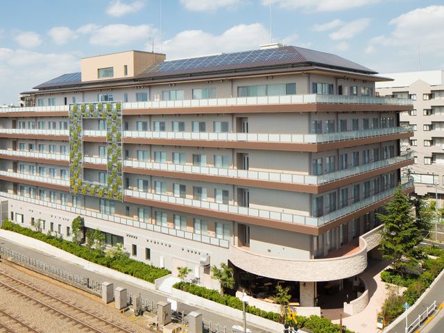 多階層のモダンな建物 外観 ソーラーパネルを装備した清潔感のある外観です。周辺は緑に囲まれ、快適な環境が整っています。