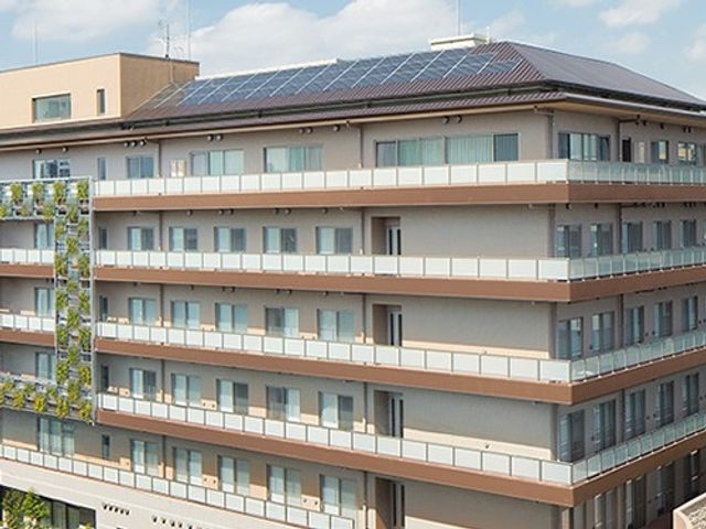 多階建ての建物外観 外観   バルコニーが連なる落ち着いた外観です。屋上には太陽光パネルが設置されています。