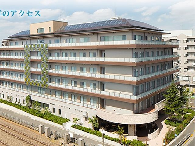 介護施設の外観 外観   自然光に映える落ち着いた外観です。複数階の建物で、広めのバルコニーが見えます。