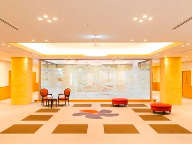 広々とした明るいロビー ホール 暖かな雰囲気のロビーでは、入居者の方々がゆったりと過ごす憩いの場を提供しています。