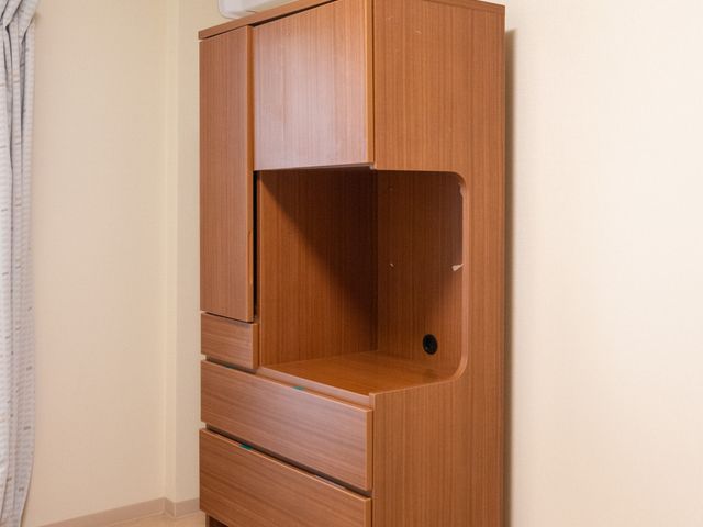 収納がある居室 居室 落ち着いた色調の家具が配置された部屋です。空調設備も整い、快適に過ごせます。