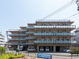 広々とした建物外観