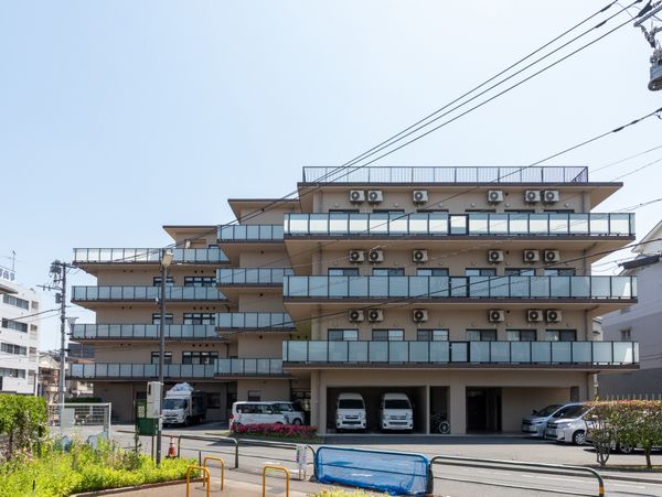 広々とした建物外観