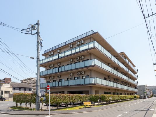 近代的な外観と建物