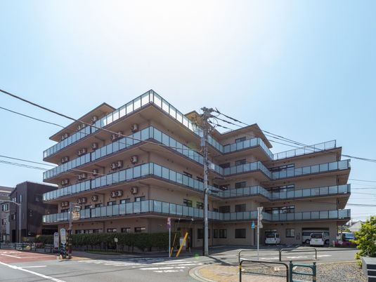 通りに面した建物外観