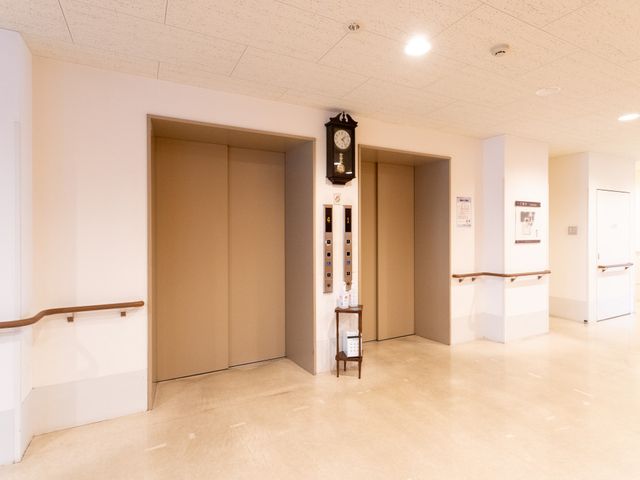 明るい廊下のエレベーター エレベーター 広々とした明るい廊下にエレベーターが並んでおり、利用者がスムーズに移動できる環境です。