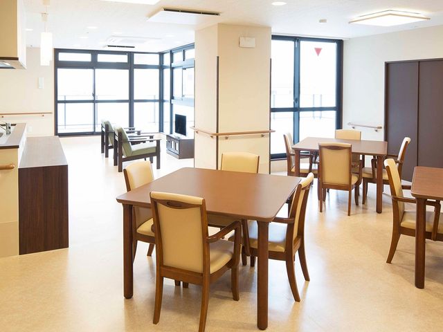 開放的なダイニングルーム ダイニングルーム 広々としたダイニングルームは、自然光がたっぷりと差し込み、リラックスできる空間です。
