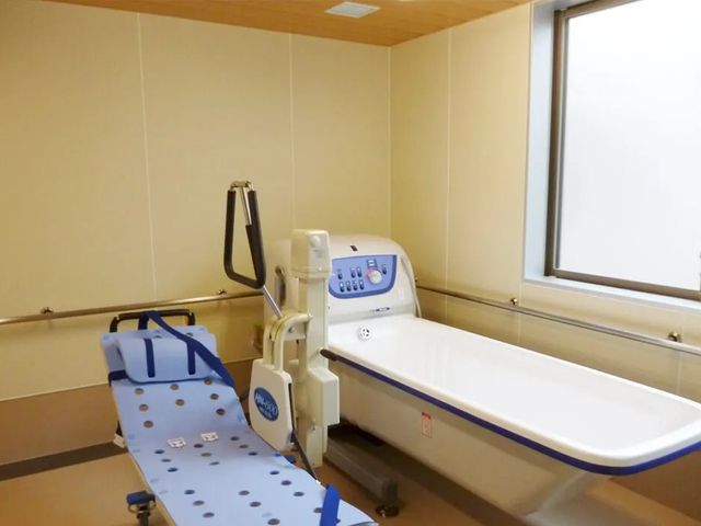 機械浴室 浴室   機械浴が設置された浴室です。窓から光が入り、介助しやすい広さが確保されています。