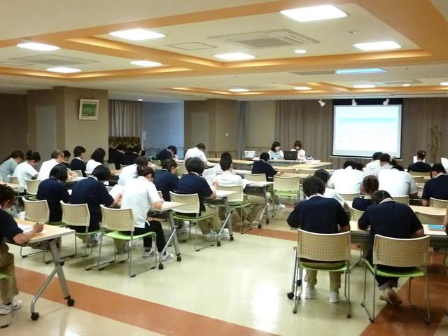 研修会場の多目的室 多目的室   広い会場に机と椅子が整然と並び、研修や説明会に使いやすい多目的室です。前方にはスクリーンがあり、学びの場として活用しやすそうです。