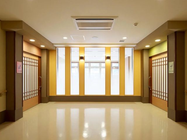 明るい和風廊下 廊下   自然光が差し込む、落ち着いた雰囲気の廊下です。両側の引き戸が和の趣を感じさせ、移動しやすい広さがあります。