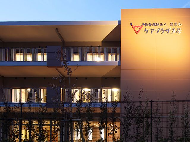 夕暮れ時の外観 夕闇に浮かぶ温かな灯りが、心地よい雰囲気を醸し出しています。働く場としても安らぎを感じる空間です。