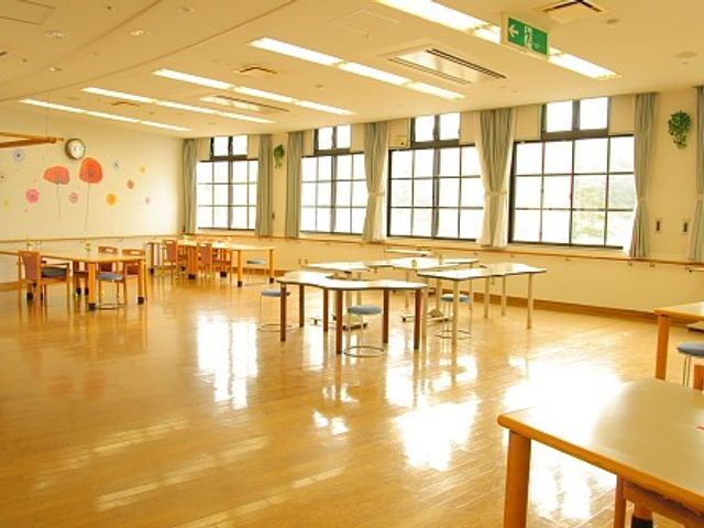 広々とした室内空間 ダイニングルーム 自然光が差し込む明るいダイニングルームです。ゆったりした空間でリラックスできます。