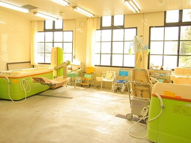 窓が多く明るい浴室 浴室 広い窓から自然光が差し込む広々とした空間です。リフト付きの浴槽で安心して利用できます。