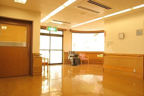 広々とした明るい廊下