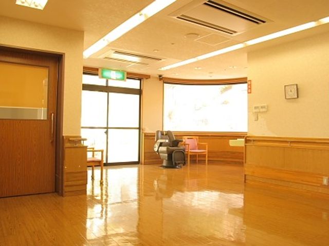 広々とした明るい廊下 廊下 太陽光がたっぷり差し込む明るい廊下は、ゆったりと歩けるスペースが確保されています。