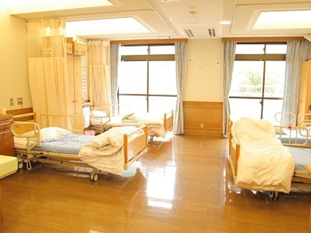 明るい部屋内観 居室 窓から差し込む自然光で、温かみのある居室です。個別のベッドでゆったりと過ごせます。