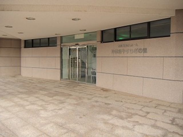 開放的なエントランス エントランス 広々としたエントランスでは、自然光が差し込み、訪れる人々を心地よく迎えます。