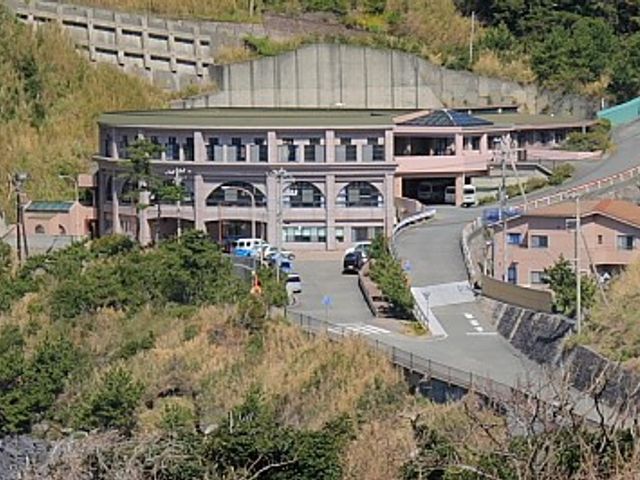 温かみある建物外観 外観 自然に囲まれた施設で、緑豊かな環境の中に位置しています。介護の職場として理想的な景色です。