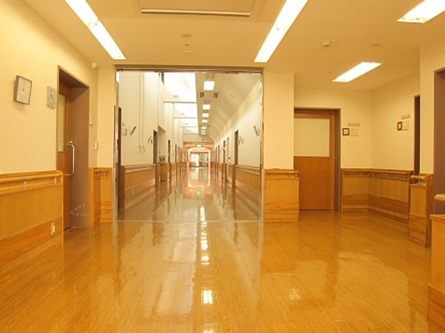 明るい廊下 廊下 自然光が奥まで差し込む広々とした廊下です。車椅子での移動もスムーズにできます。